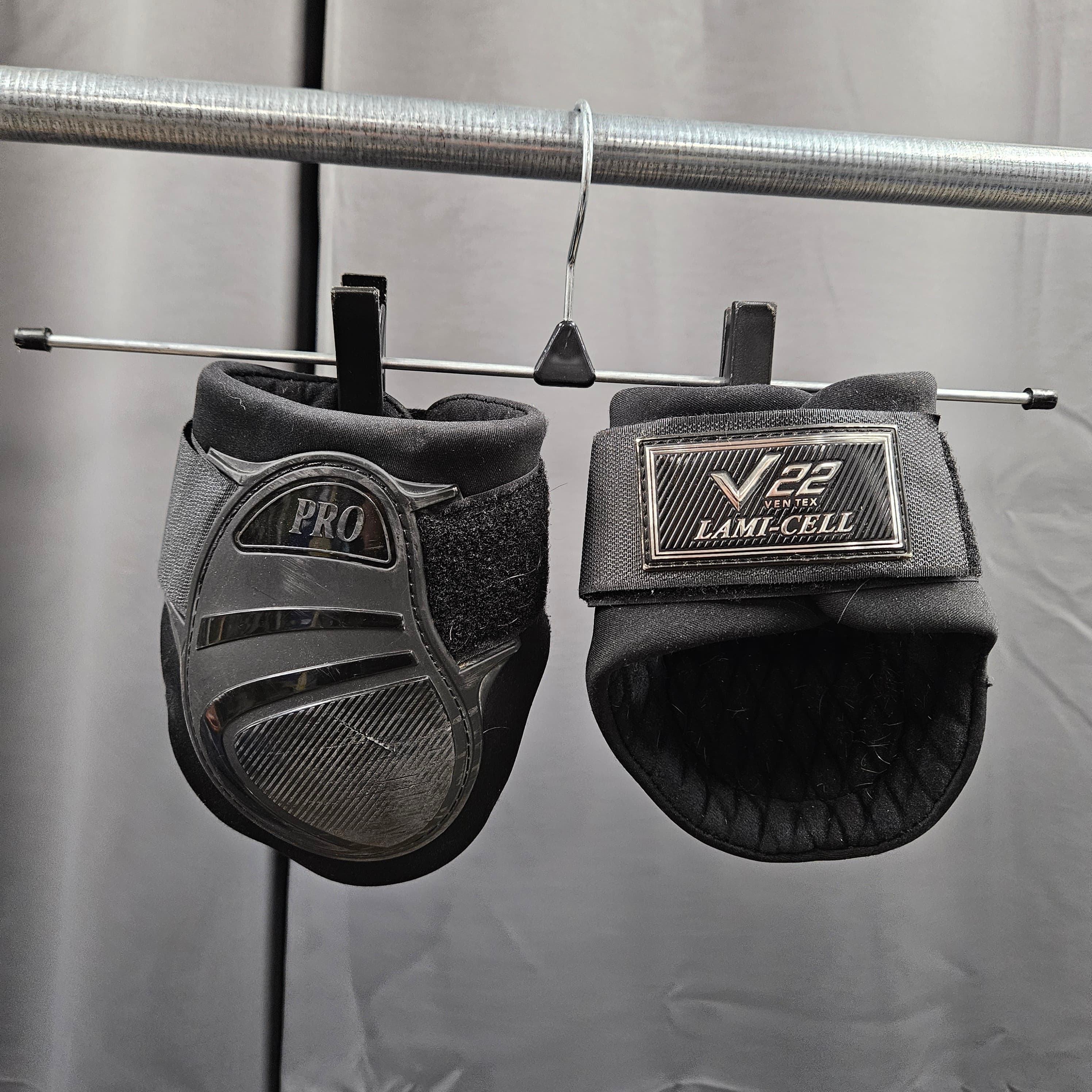 Strykkappor V22 Youngster Carbon | Medium